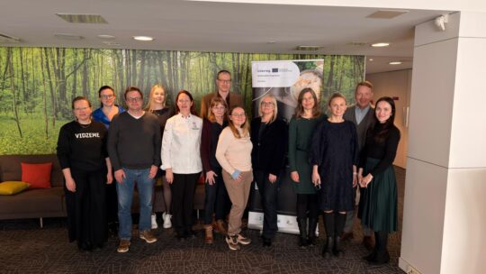 Ce4Re project team and final seminar keynote speakers in a group photo.
