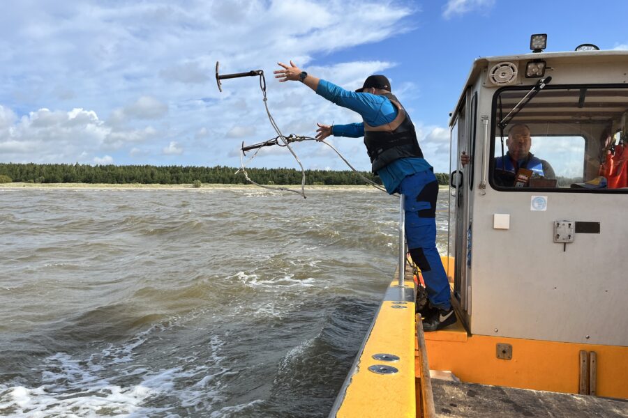 Dragging for lost fishing gear in Pärnu Bay