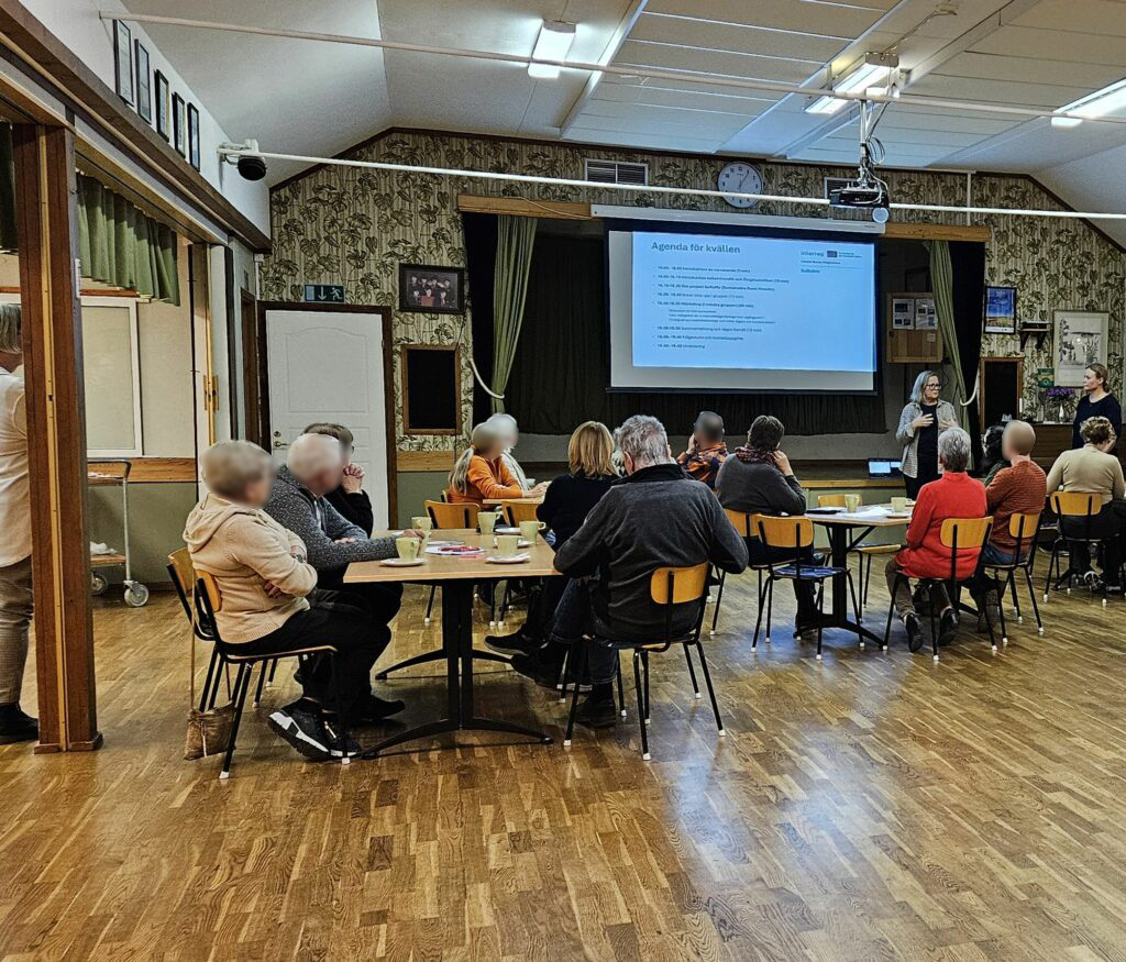 A group of people taking part in an indoor workshop in Hannäs, Åtvidaberg.