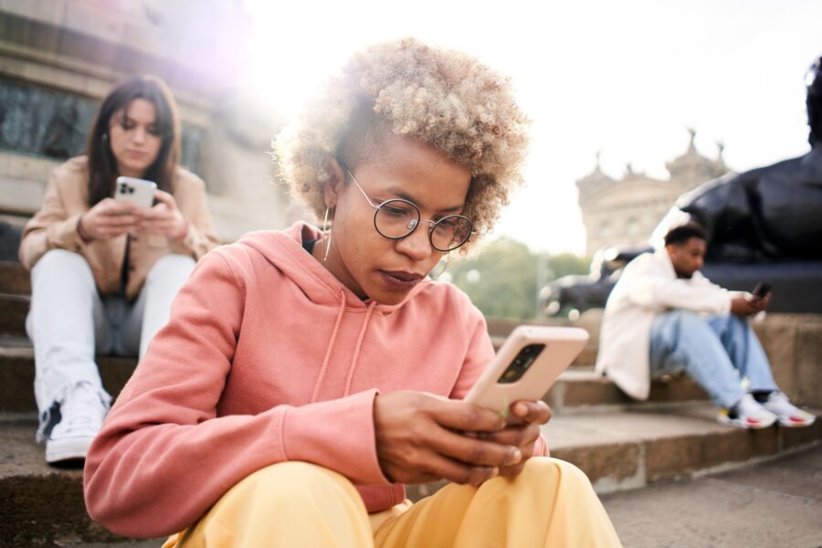 AI-assisted information search to support effective NGO communications