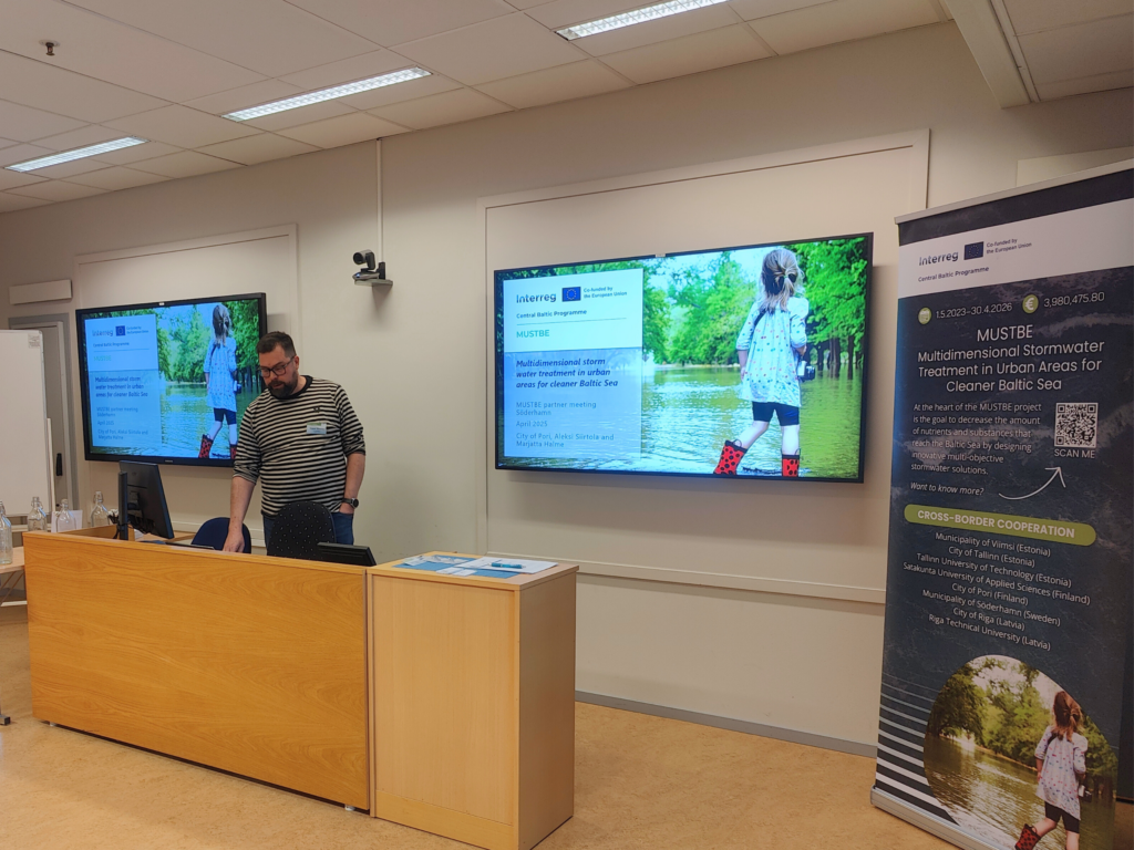 Aleksi Siirtola presenting.