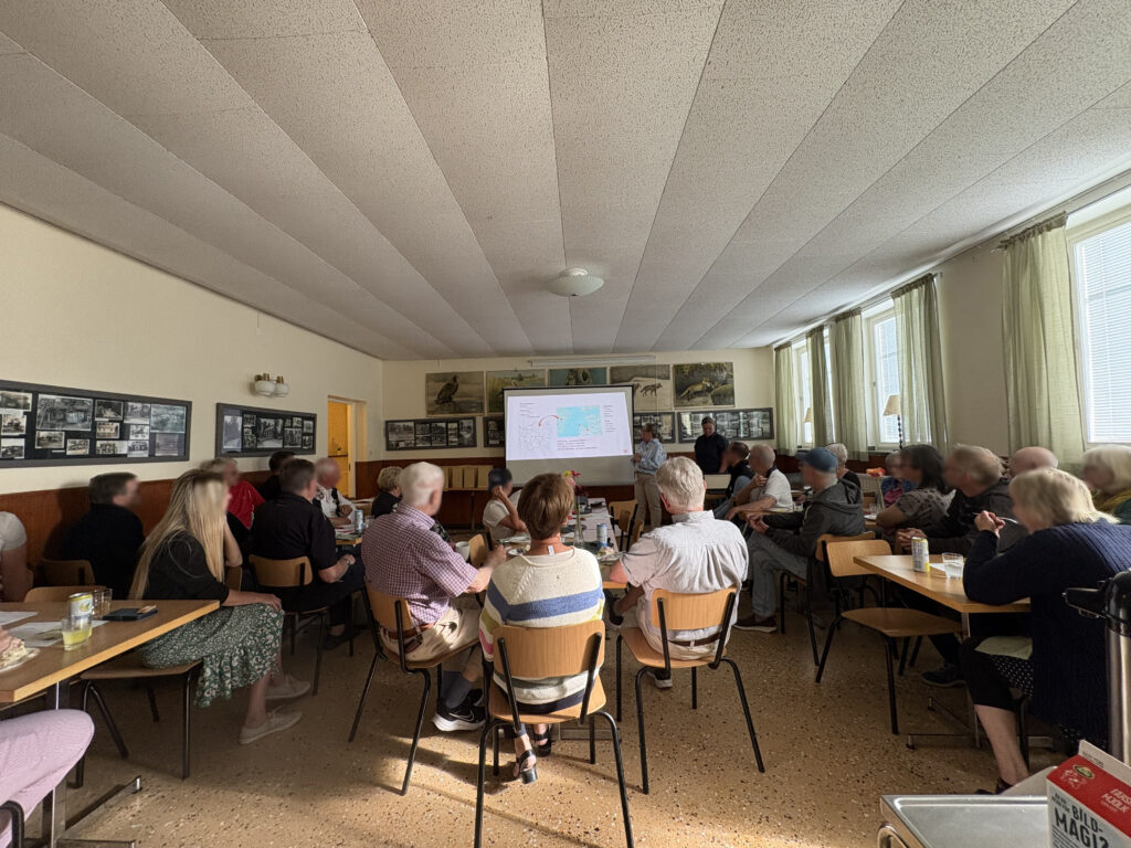 A group of people taking part in an indoor workshop in Karlsby, Motala.