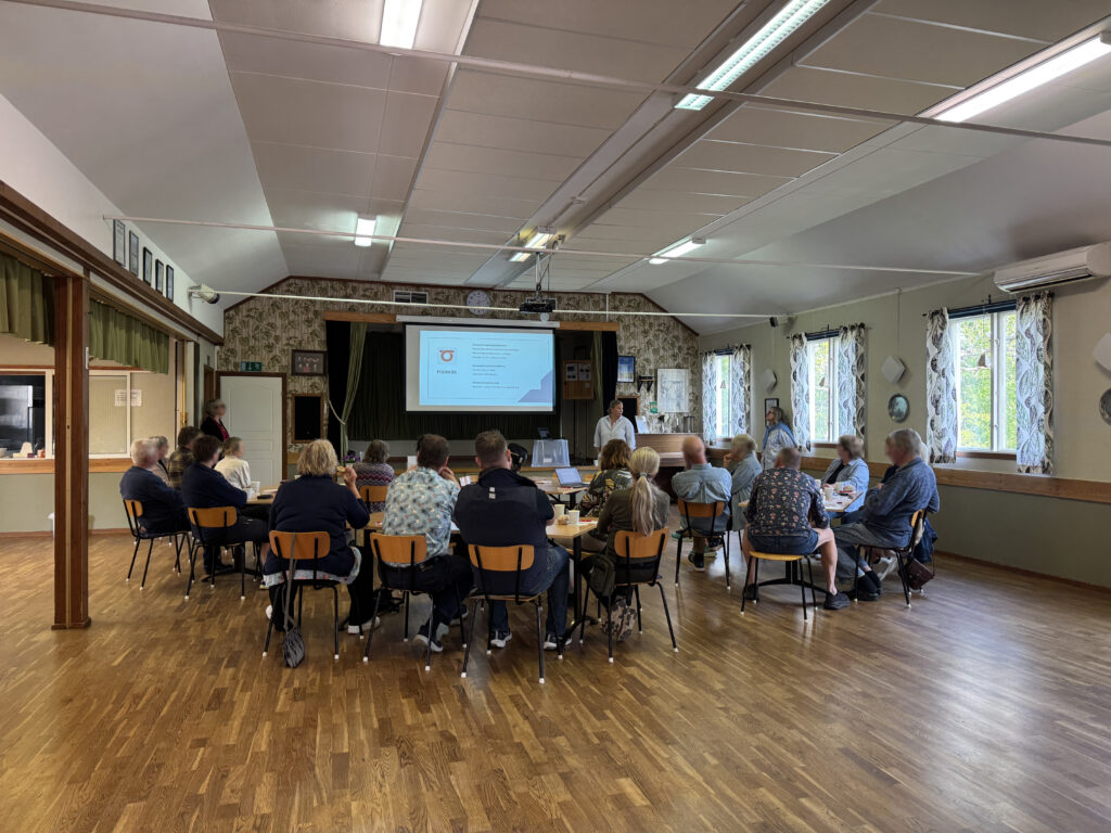A group of people taking part in an indoor workshop in Hannäs, Åtvidaberg.