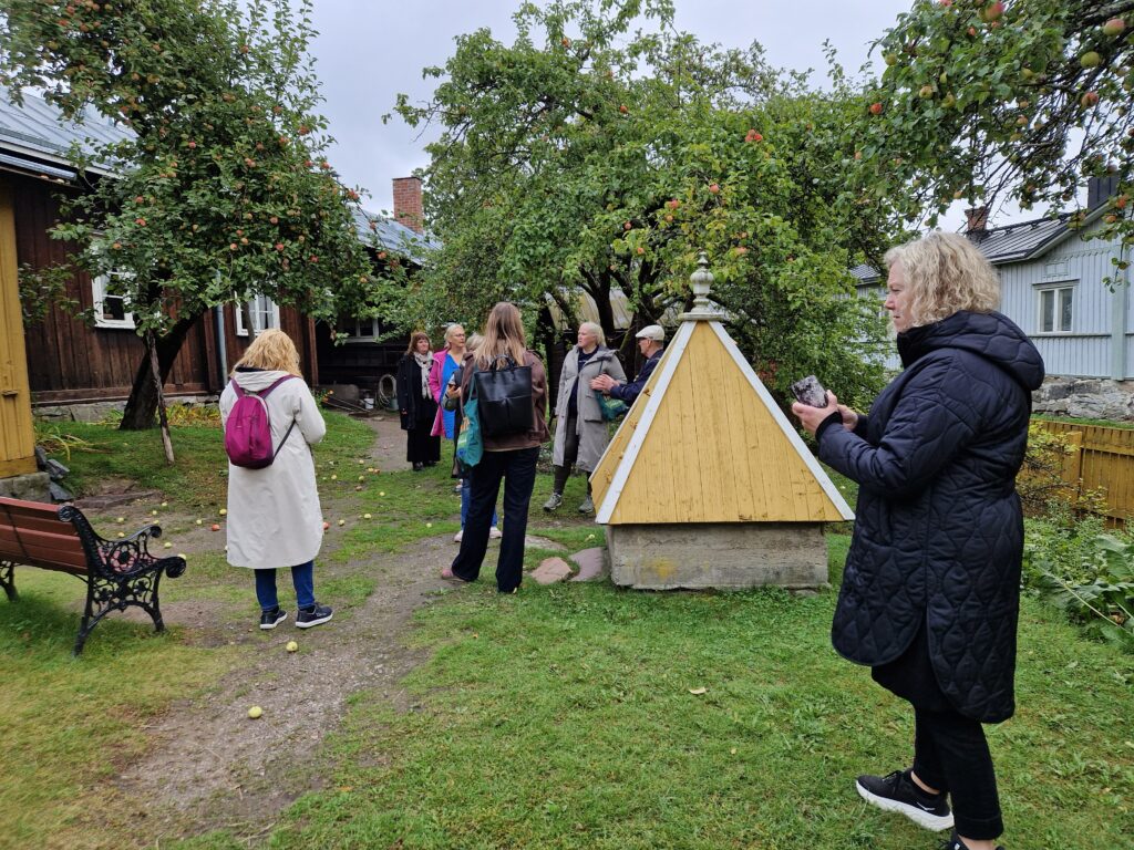 BALTGEM project partners standing in the courtyard of Sailor’s Home Kirsti in Old Rauma.